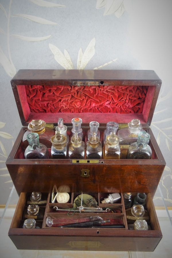Antique Campaign Military Apothecary Medicine Chest (7).JPG